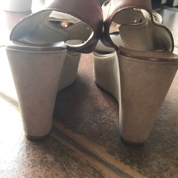 MICCHAEL KORSE WEDGE SANDAL WITH WIDE BUCKLE . - Picture 4 of 13